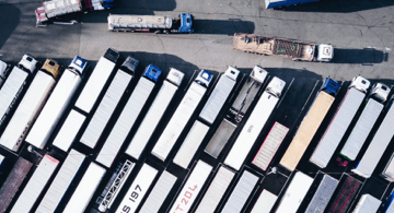camiones y remolques en un estacionamiento